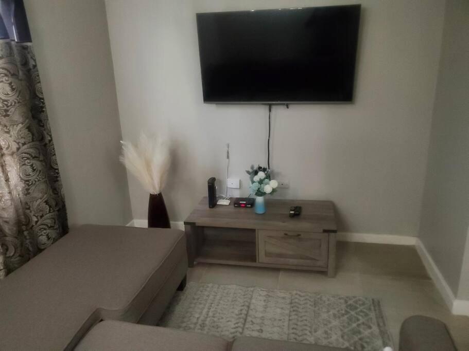 Modern Apartment At The Worthington Kingston Kültér fotó