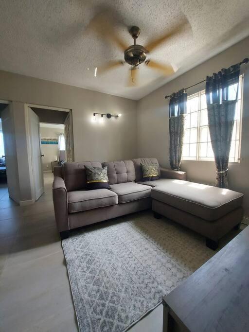 Modern Apartment At The Worthington Kingston Kültér fotó